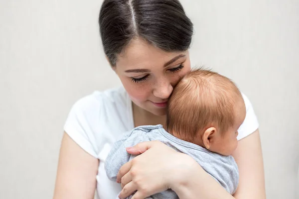 Young Mother Holding Her Newborn Son Mom Nursing Infant — Stock Photo, Image