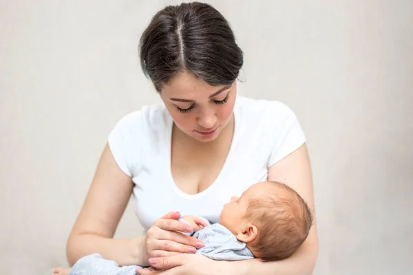 Young Mother Holding Her Newborn Son Mom Nursing Infant — Stock Photo, Image