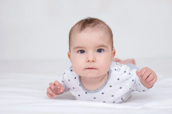 Retrato Pequeno Bebê Bonito Está Rastejando Uma Cama Branca — Fotografia de Stock