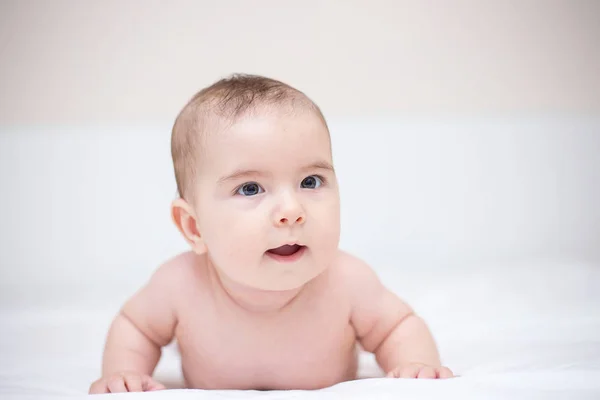 Retrato Pequeno Bebê Bonito Está Rastejando Uma Cama Branca — Fotografia de Stock