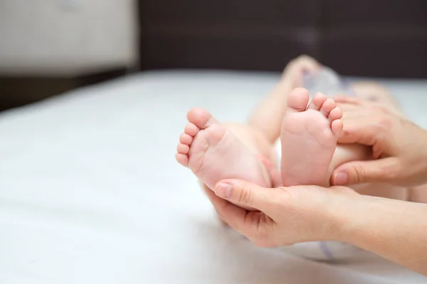 Mãe Segurando Pés Seu Bebê Recém Nascido Com Mãos — Fotografia de Stock