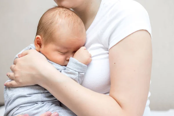 Madre Joven Sosteniendo Hijo Recién Nacido Mamá Amamantando Bebé — Foto de Stock
