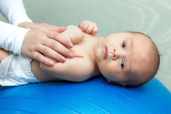 Menino Recém Nascido Deitado Fitball Azul Sua Mãe Segurando — Fotografia de Stock