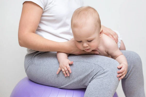 Mãe Seu Bebê Fazendo Exercícios Uma Bola Juntos — Fotografia de Stock