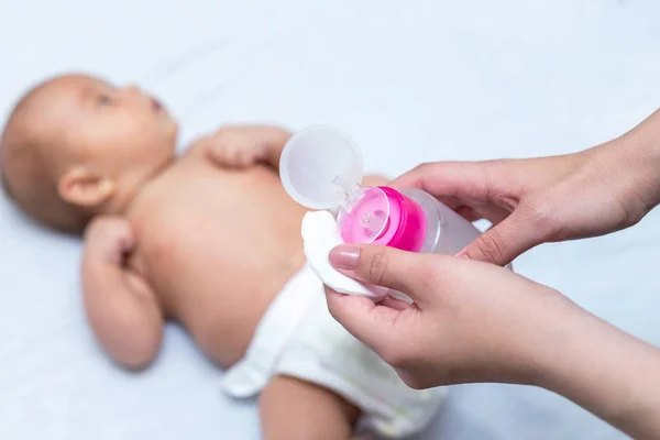 Mãe Está Aplicando Talco Bebê Para Seu Recém Nascido — Fotografia de Stock