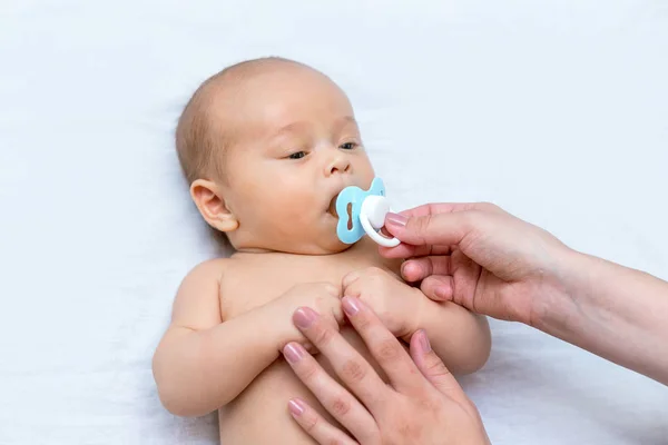 Mãe Mão Dando Uma Chupeta Para Seu Filho Recém Nascido — Fotografia de Stock