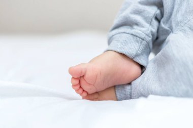 Yeni doğmuş bir bebek üzerinde beyaz bir battaniye uyku