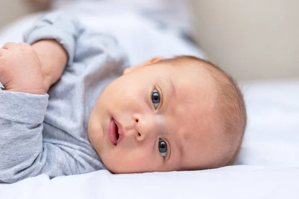 Novorozený Chlapec Leží Bílou Přikrývkou — Stock fotografie