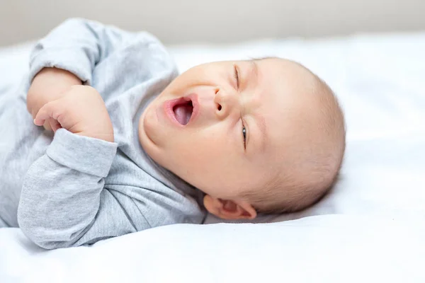 Menino Recém Nascido Está Bocejando Quer Dormir — Fotografia de Stock