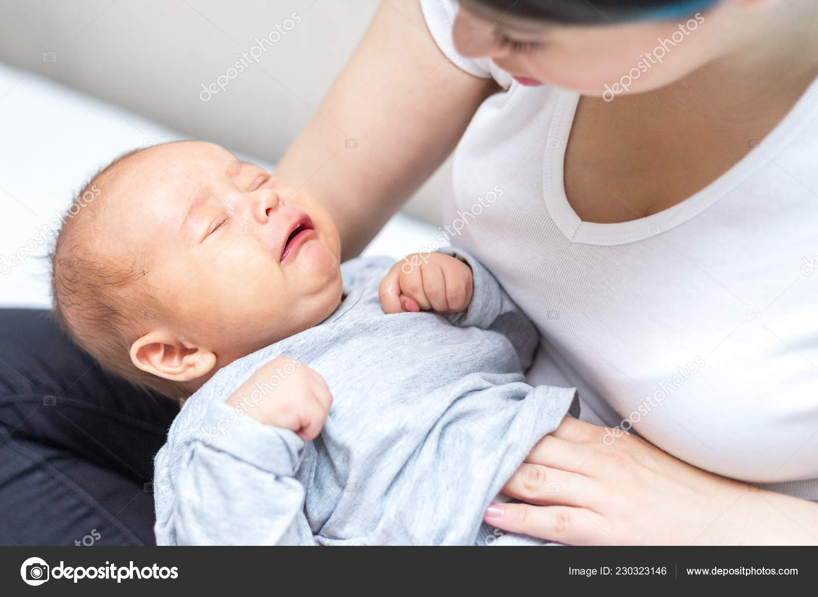 Младенец плачет. Колики у ребенка 3 месяца. Колики у ребенка 3 месяца. Колики у ребенка 3 месяца. Массаж животика от колик у новорожденного ребенка.