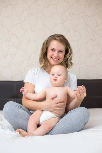 Joven Madre Está Jugando Con Bebé Dormitorio — Foto de Stock