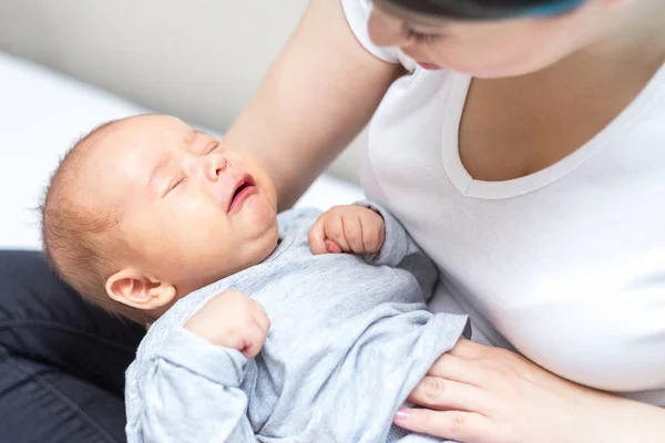 Recién Nacido Está Llorando Por Dolor Cólicos Madre Está Calmando —  Fotos de Stock