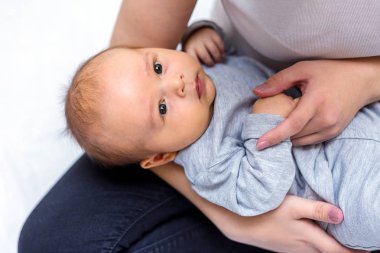 Yeni doğan oğlu tutan genç anne. Anne Bebek bakım