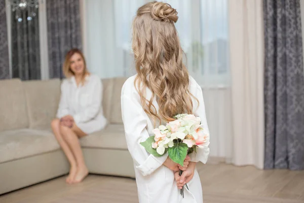 Linda hija está dando a su madre flores —  Fotos de Stock