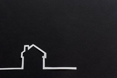 Yeni bir ev kavram, koyu arka plan üzerinde bir evde görüntüsünü satın alma