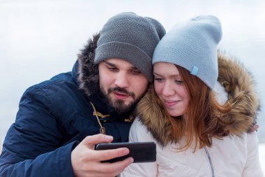Bir kış gölde bir selfie alarak yürüyüşçü birkaç gülümseyen genç