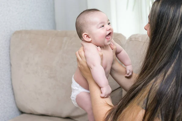 Mãe Está Segurando Seu Filho Recém Nascido Amor Conceito Família — Fotografia de Stock