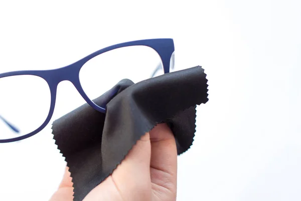 Frauenhände Wischen Brillen Mit Mikrofasergewebe — Stockfoto