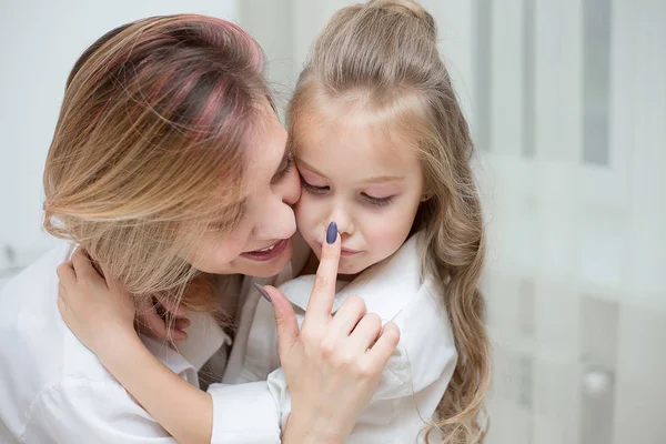 Mutlu anne ve kızı evde birbirlerine sarılıyorlar
