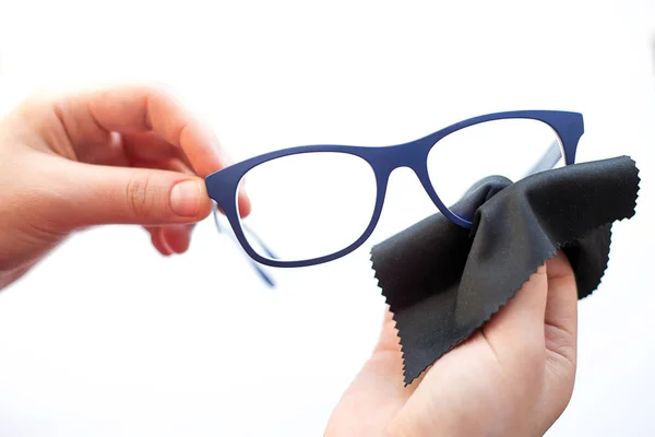 Manos Femeninas Están Limpiando Gafas Con Tejido Microfibra —  Fotos de Stock