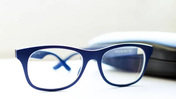 Brille Und Etui Auf Weißem Tisch — Stockfoto