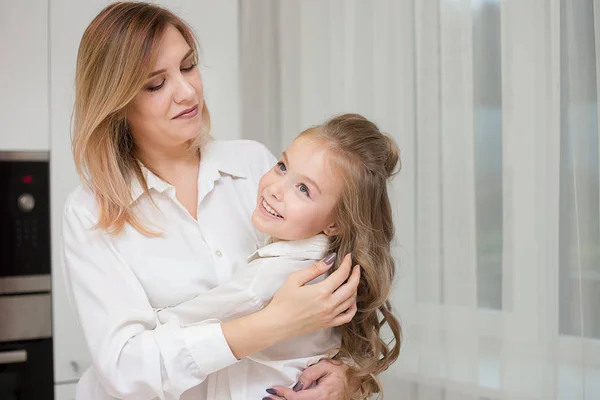 Anne ve kızı birlikte yemek bir mutfak bulunmaktadır