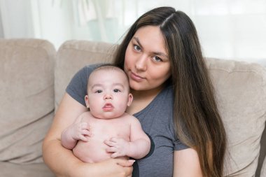 Annesi onun yeni doğan oğlunu tutuyor. aşk ve Aile kavramı