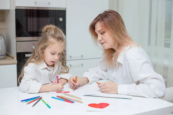 Madre Hija Están Dibujando Juntas Casa Familia Feliz — Foto de Stock