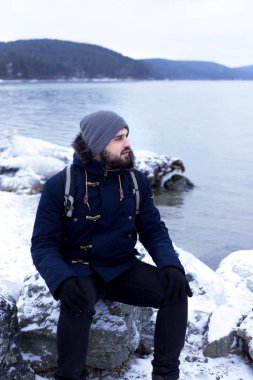 Erkek gezgin uzun yürüyüşe çıkan kimse bir dağ gölü kışın gibi.