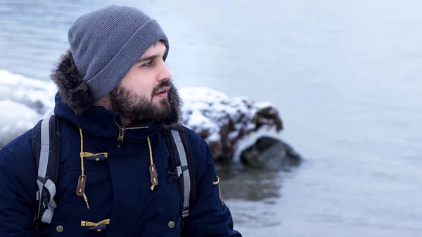 Erkek gezgin uzun yürüyüşe çıkan kimse bir dağ gölü kışın gibi.