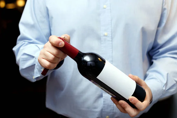 Sommelier Masculin Vérifie Teste Vin Rouge Prend Des Notes — Photo