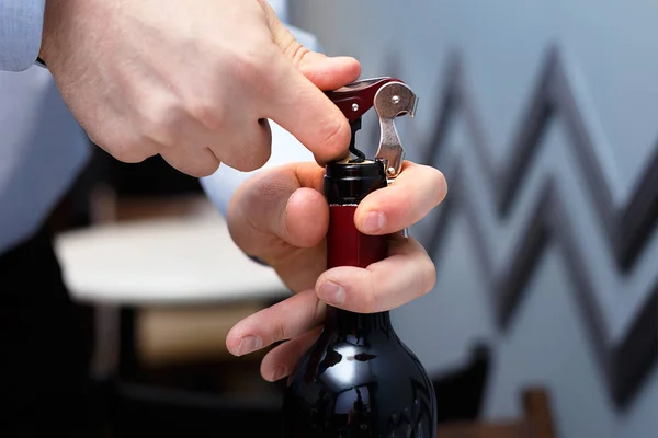 Sommelier Masculin Ouvre Une Bouteille Vin Avec Tire Bouchon — Photo