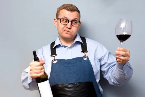 Erkek sommelier kontrol ve kırmızı şarap test ve notlar