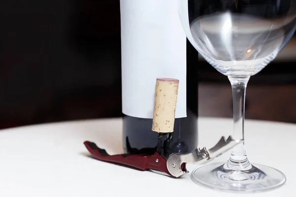 Une Bouteille Vin Rouge Verre Tire Bouchon Sur Une Table — Photo