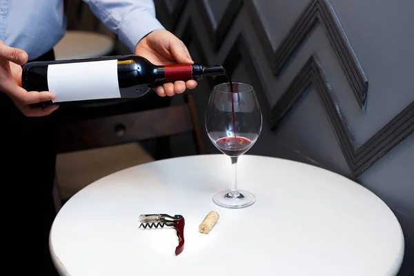 Sommelier Prüft Und Testet Rotwein Und Macht Notizen — Stockfoto