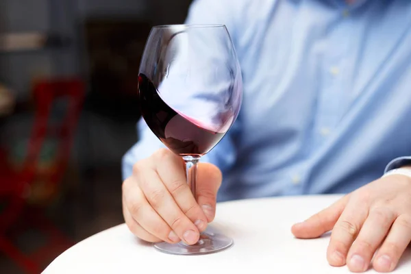 Sommelier Masculin Vérifie Teste Vin Rouge Prend Des Notes — Photo