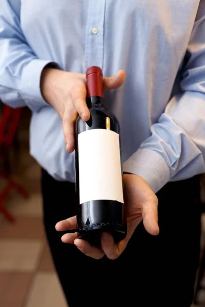 Sommelier masculin vérifie et teste le vin rouge — Photo