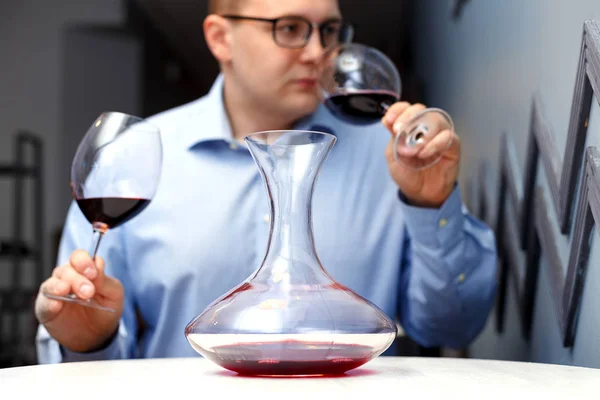 Sommelier sent le vin rouge dans un verre — Photo