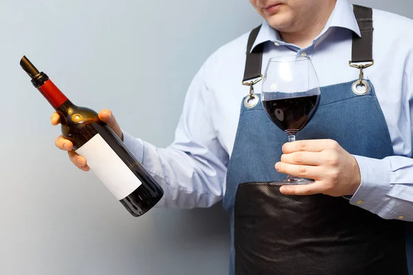 Sommelier masculin vérifie et teste le vin rouge — Photo