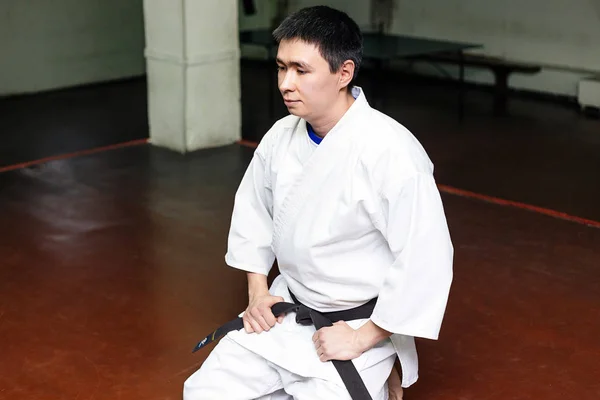 Entrenador masculino de artes marciales en un gimnasio — Foto de Stock