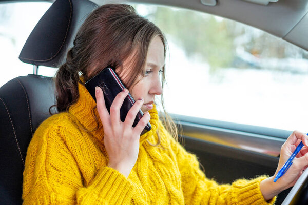 Красивая деловая женщина работает из своей машины
