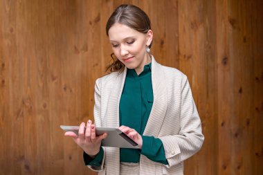 Ofiste tablet bilgisayar kullanan çekici iş kadını