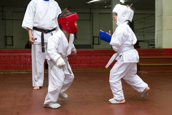 MIASS, RÚSSIA - 12 de dezembro de 2018: grupo de crianças em um treinamento de artes marciais — Fotografia de Stock