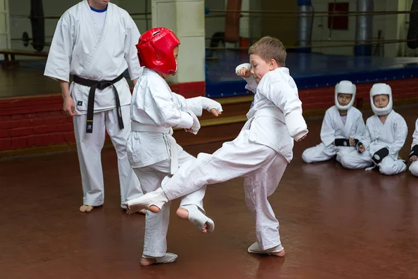 MIASS, RUSIA - 12 DE DICIEMBRE DE 2018: grupo de niños en entrenamiento de artes marciales — Foto de Stock