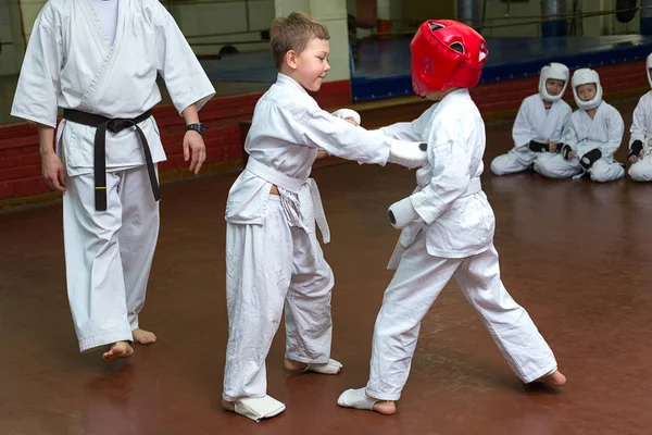 MIASS, RUSIA - 12 DE DICIEMBRE DE 2018: El entrenador está entrenando a jóvenes adolescentes en la clase de karate — Foto de Stock