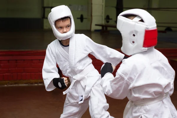 MIASS, RUSIA - 12 DE DICIEMBRE DE 2018: grupo de niños en entrenamiento de artes marciales — Foto de Stock