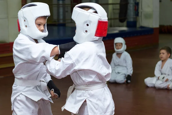 MIASS, RUSIA - 12 DE DICIEMBRE DE 2018: grupo de niños en entrenamiento de artes marciales — Foto de Stock