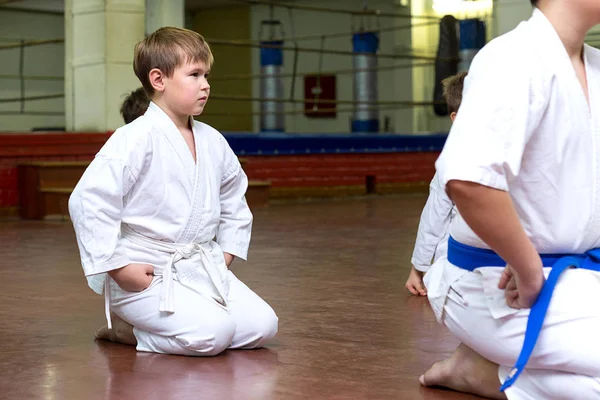 MIASS, RUSIA - 12 DE DICIEMBRE DE 2018: grupo de niños en entrenamiento de artes marciales — Foto de Stock