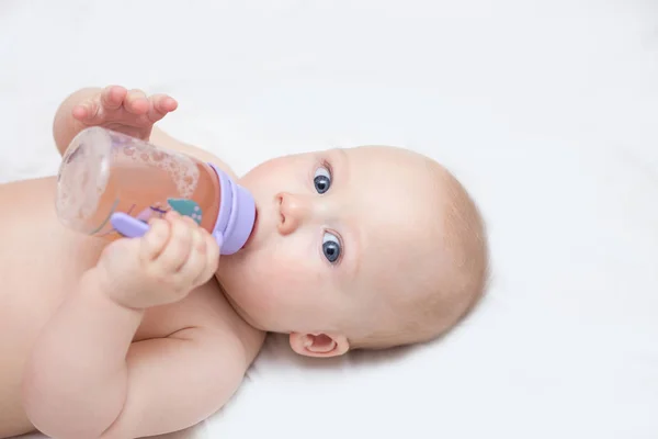 Bebe Pleure A Cause De La Faim De Lait Famille Bouteille Stock Photo