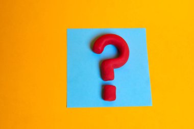 Araştırma ve yardım merkezleriyle iletişim arayışında olan bilgiyi davet ederken, sorgulama ve belirsizlik içeren bir nota ilişkin soru işareti.